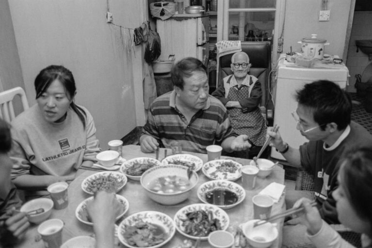 07 kim eu-gyoeng with herfamily and guests in her apartment in wuhan 2004-007